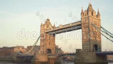 伦敦，英国。 二〇一七年一月十<strong>九日</strong>.. 复制塔桥空间背景.. 带着鸟。